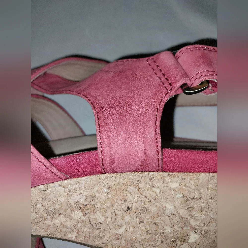 Clarks Un Capri Step Wedge Sandals- Red Nubuck Size 8.5
